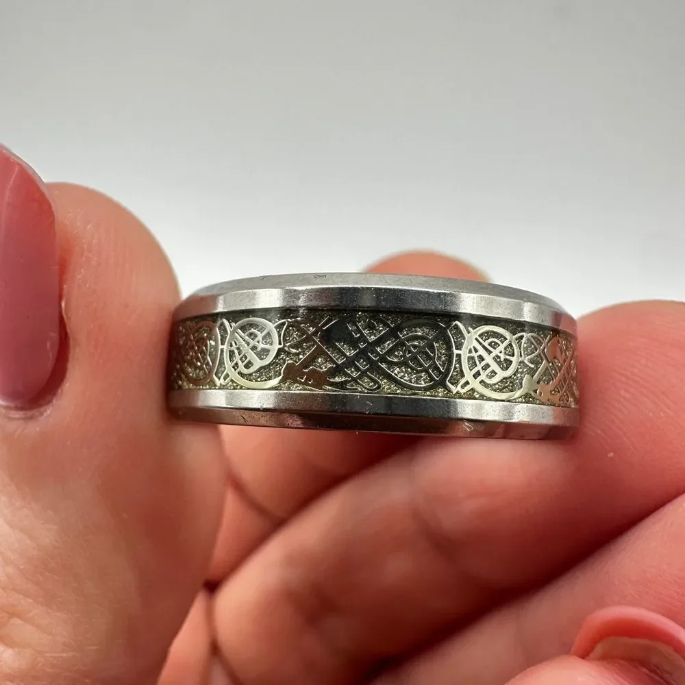 Men's size 13, Silver tone‎ metal with silver/gold scroll work in center, ring!